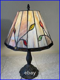 VINTAGE SLAG LEADED GLASS TABLE LAMP With FLOWERS LILIES