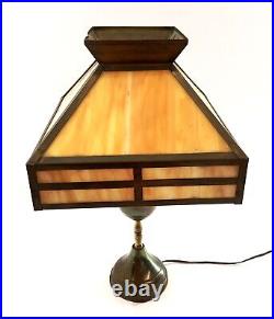 Vintage Slag Glass and Brass Table Lamp in Working Condition 20.5 Tall 12 Wide